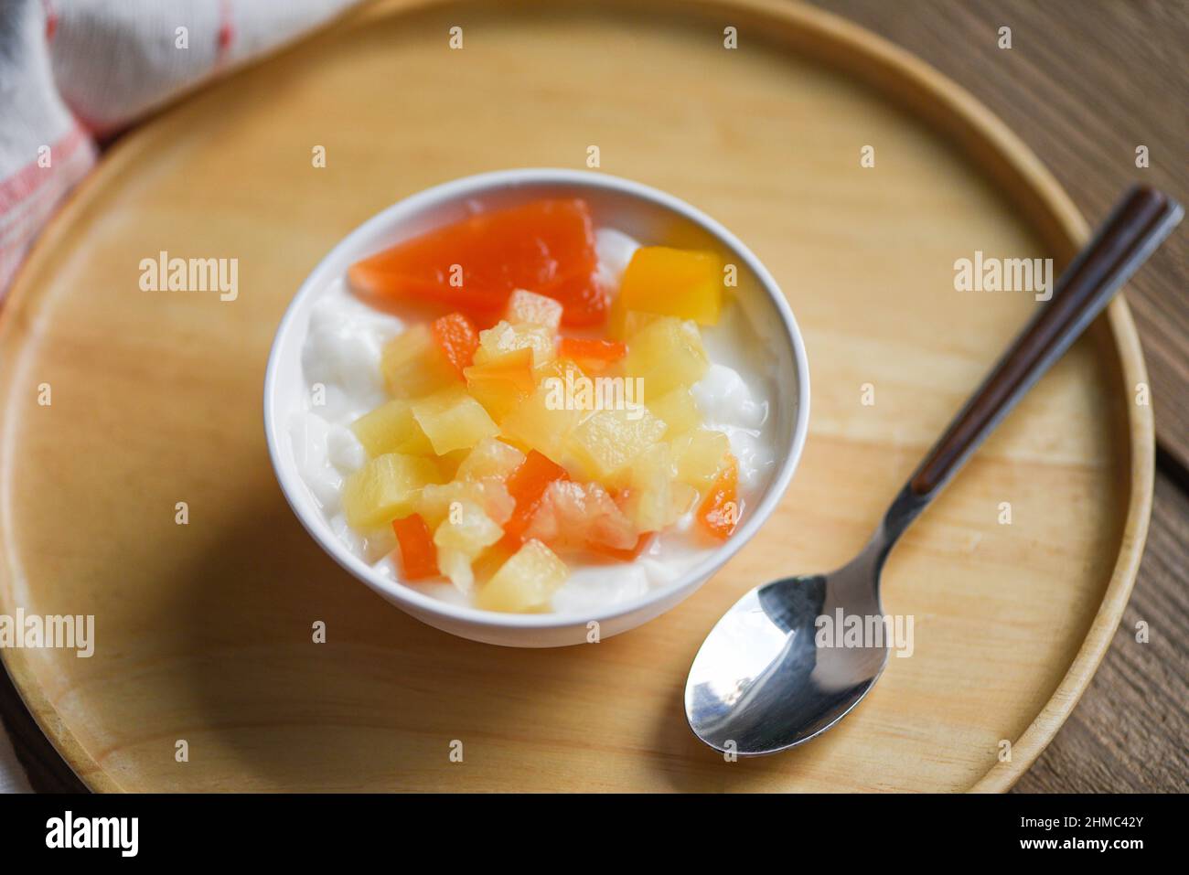 Macedonia di frutta con budino di latte, dessert cinesi Foto Stock