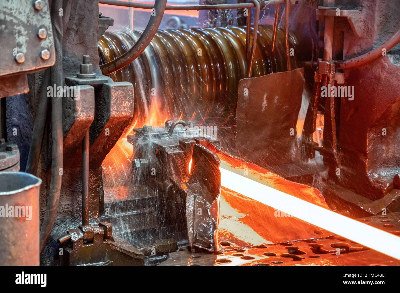 Il processo di laminazione dell'acciaio laminato a caldo in un laminatoio Foto Stock