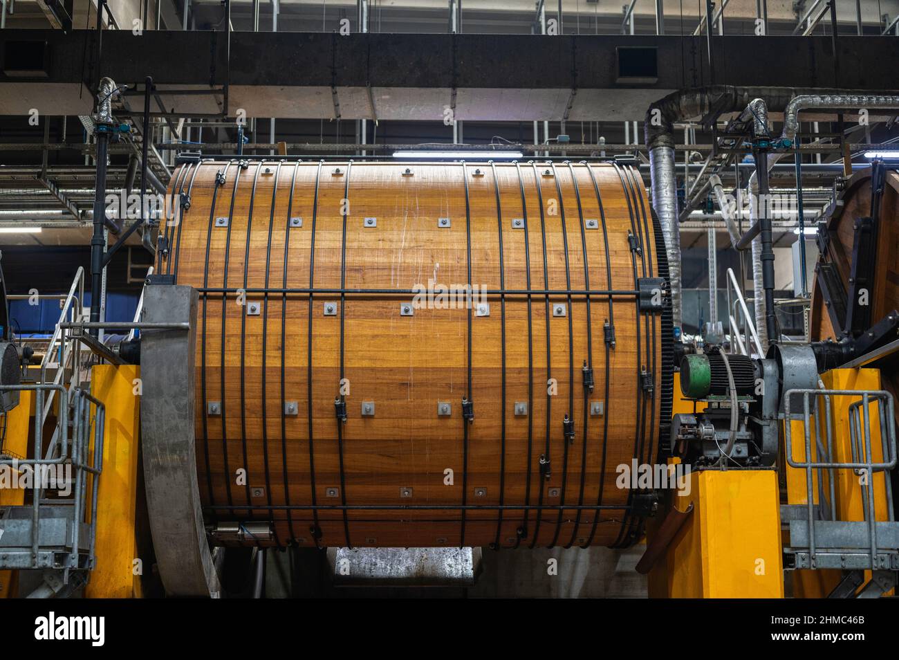 Officina di cuoio. Grandi barili in legno per la concia di cuoio bovino Foto Stock