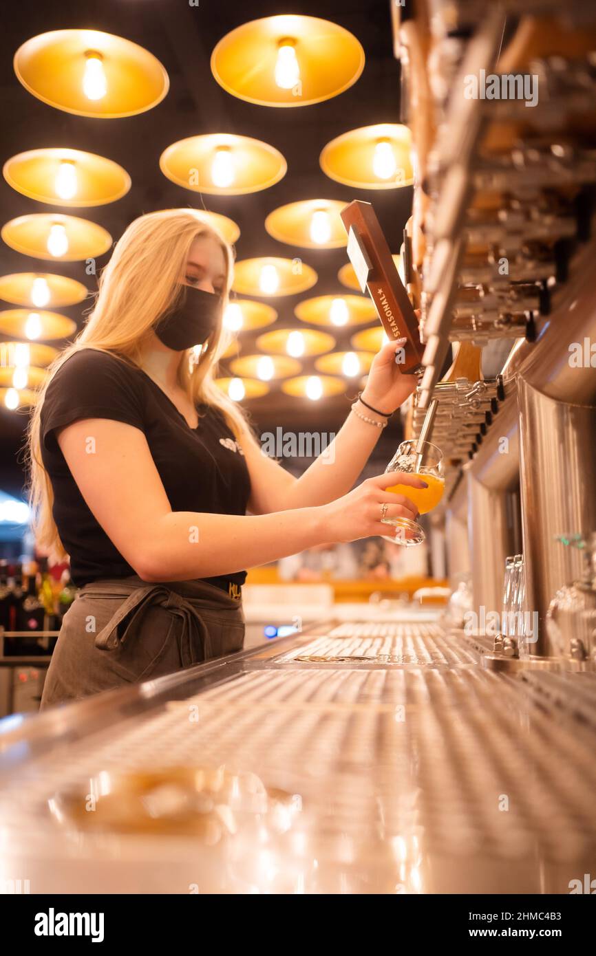 Bayreuth, Germania. 08th Feb 2022. Il barman Vivien serve una birra al bar del Liebesbier Urban Art Hotel. In Baviera, numerosi relax Corona si applicano da Mercoledì 09.02.2022, come non più l'orario di chiusura nella gastronomia. Credit: Nicolas Armer/dpa/Alamy Live News Foto Stock