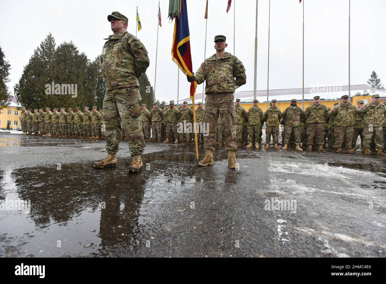 Gli istruttori USA hanno visto durante la cerimonia di apertura della prossima fase di formazione delle unità delle forze armate nell'ambito del programma "Joint Multinational Training Group - Ukraine" (JMTG-U). Foto Stock