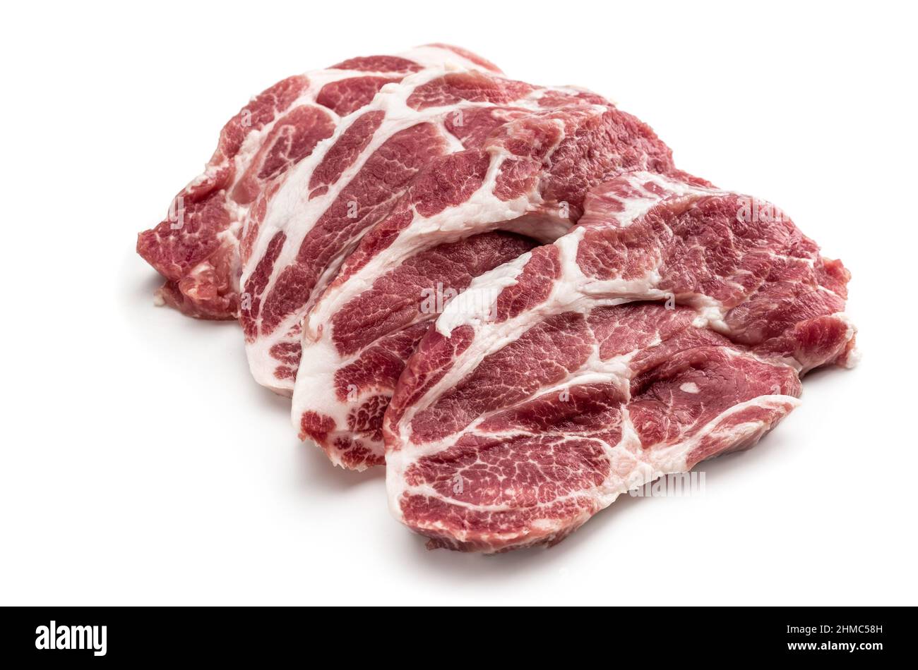 Vista dall'alto delle bistecche di maiale crudo in fila isolate su sfondo bianco. Carne cruda. Carne fresca di manzo agnello crudo. Cottura carne di maiale su bianco. Macelleria, mercato, negozio Foto Stock