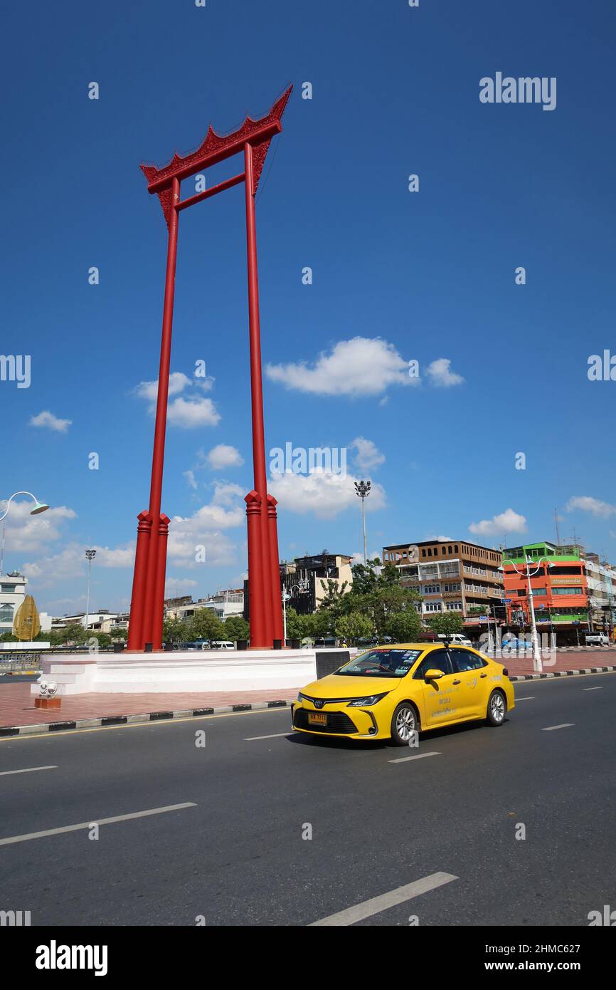 Altalena gigante rossa con taxi giallo, Sao Ching-Cha, Bangkok, Thailandia Foto Stock