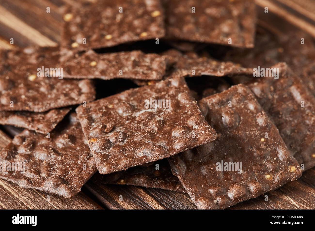 Cracker di farina intera in cioccolato su sfondo vintage in legno. Foto Stock