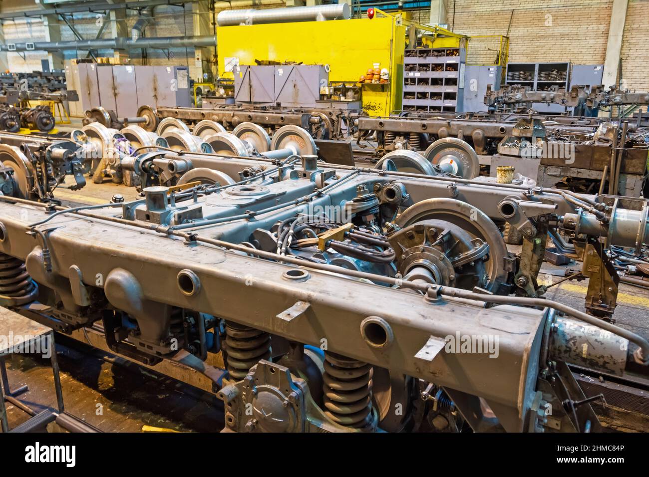 Trasportare carrelli, gruppi ruote e motori per treni in riparazione in officina Foto Stock