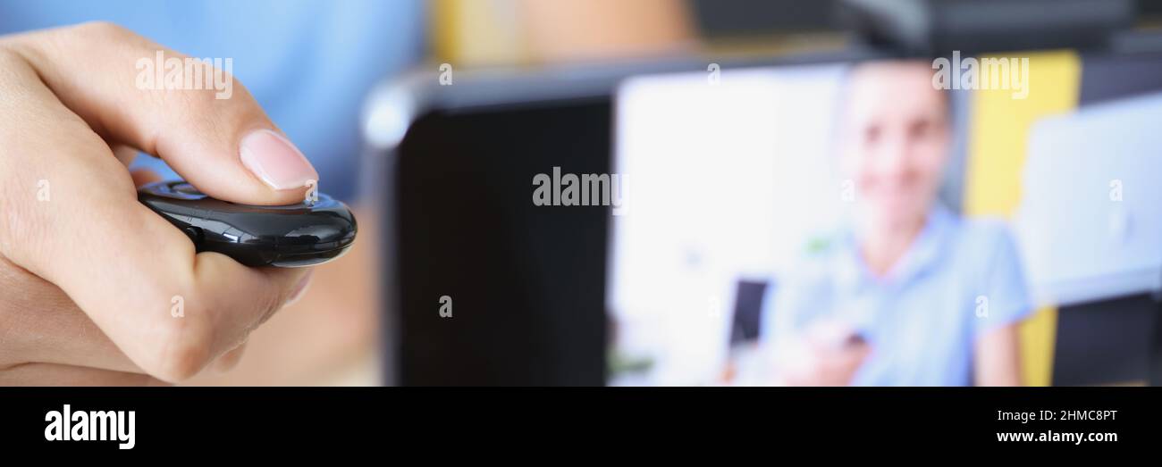 Telecomando femmina di presa del telefono cellulare fotocamera su treppiede primo piano Foto Stock