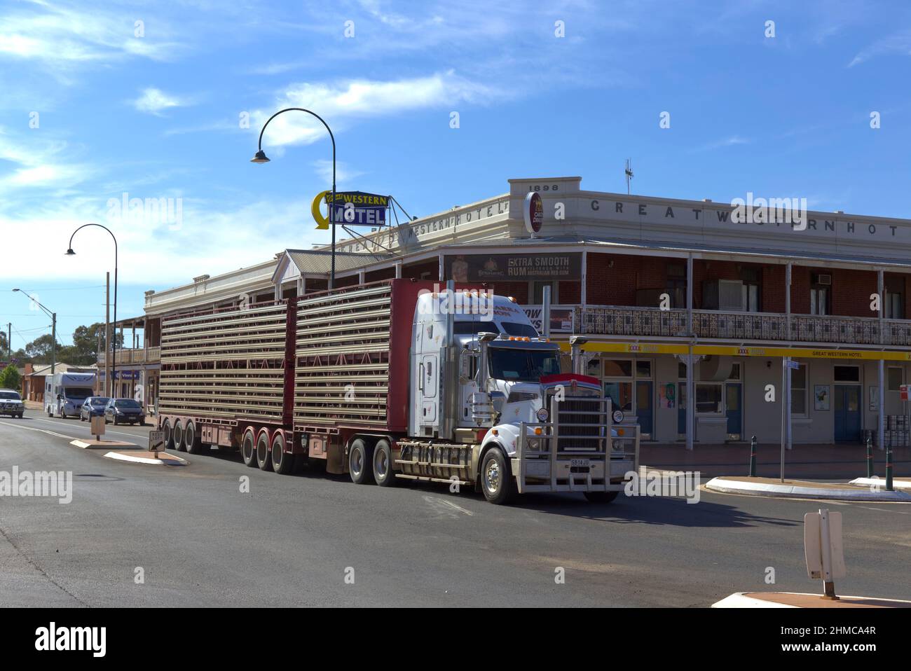 Treno stradale per bestiame che passa attraverso Cobar New South Wales Australia Foto Stock
