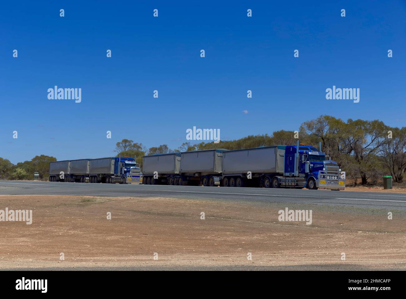 Treni stradali parcheggiati all'Emmdale Roadhouse New South Wales Australia Foto Stock