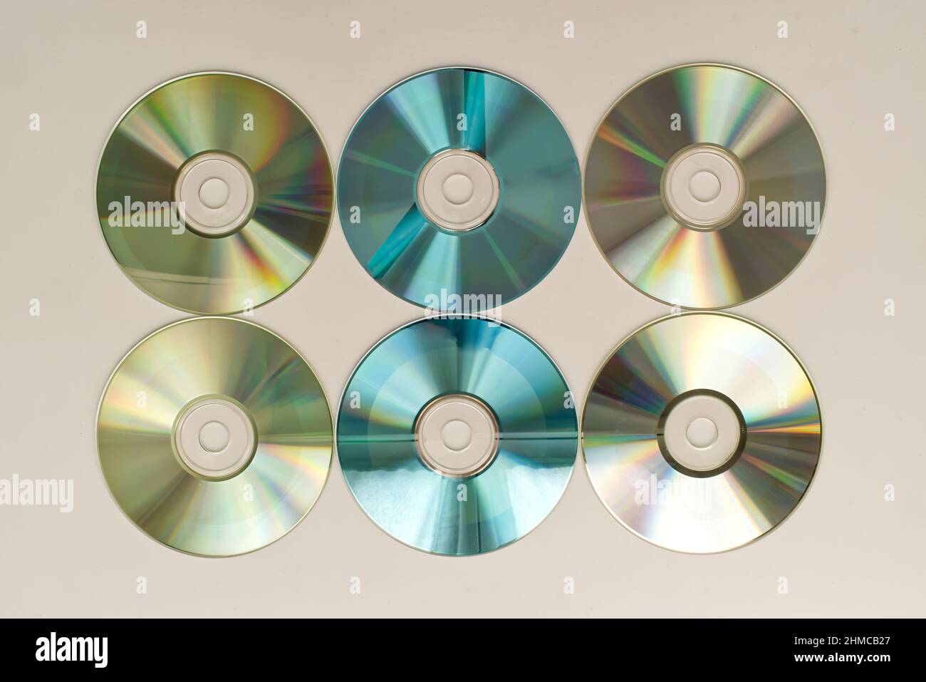 Disco CD e DVD su sfondo bianco. Tecnologia del 90s Foto Stock