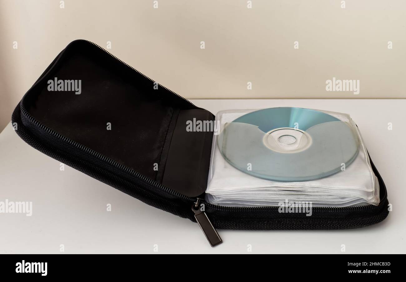 Custodia nera per CD e DVD su sfondo bianco. Tecnologia del 90s. Foto Stock