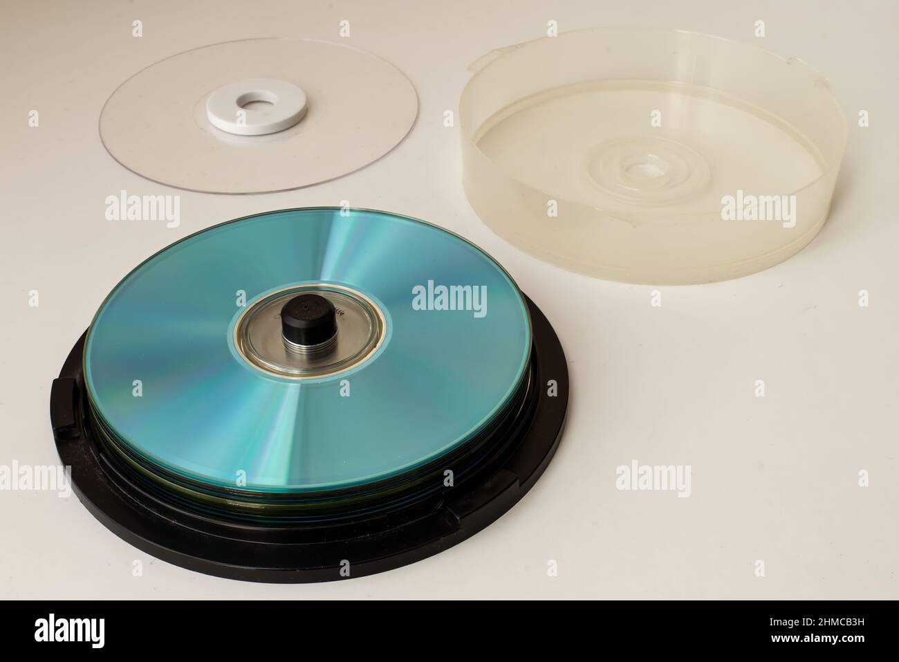 Contenitore in plastica per CD e DVD su sfondo bianco. Tecnologia del 90s. Foto Stock