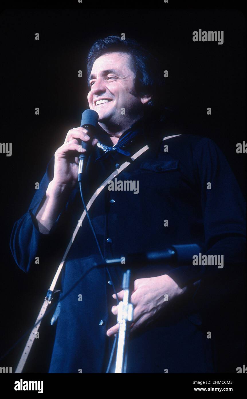 LOS ANGELES, CA - MAY5: Johnny Cash suona al teatro Ahmanson di Los Angeles, CA il 5 maggio 1973. Credito: Jeffrey Mayer/ Rock negatives / MediaPunch Foto Stock