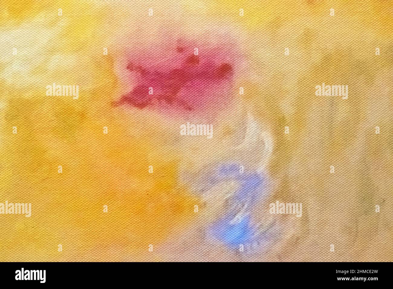 Astratto arte sfondo giallo e viola colori. Pittura ad acquerello su tela con morbido gradiente dorato. Frammento di disegno rosso su carta con patte Foto Stock