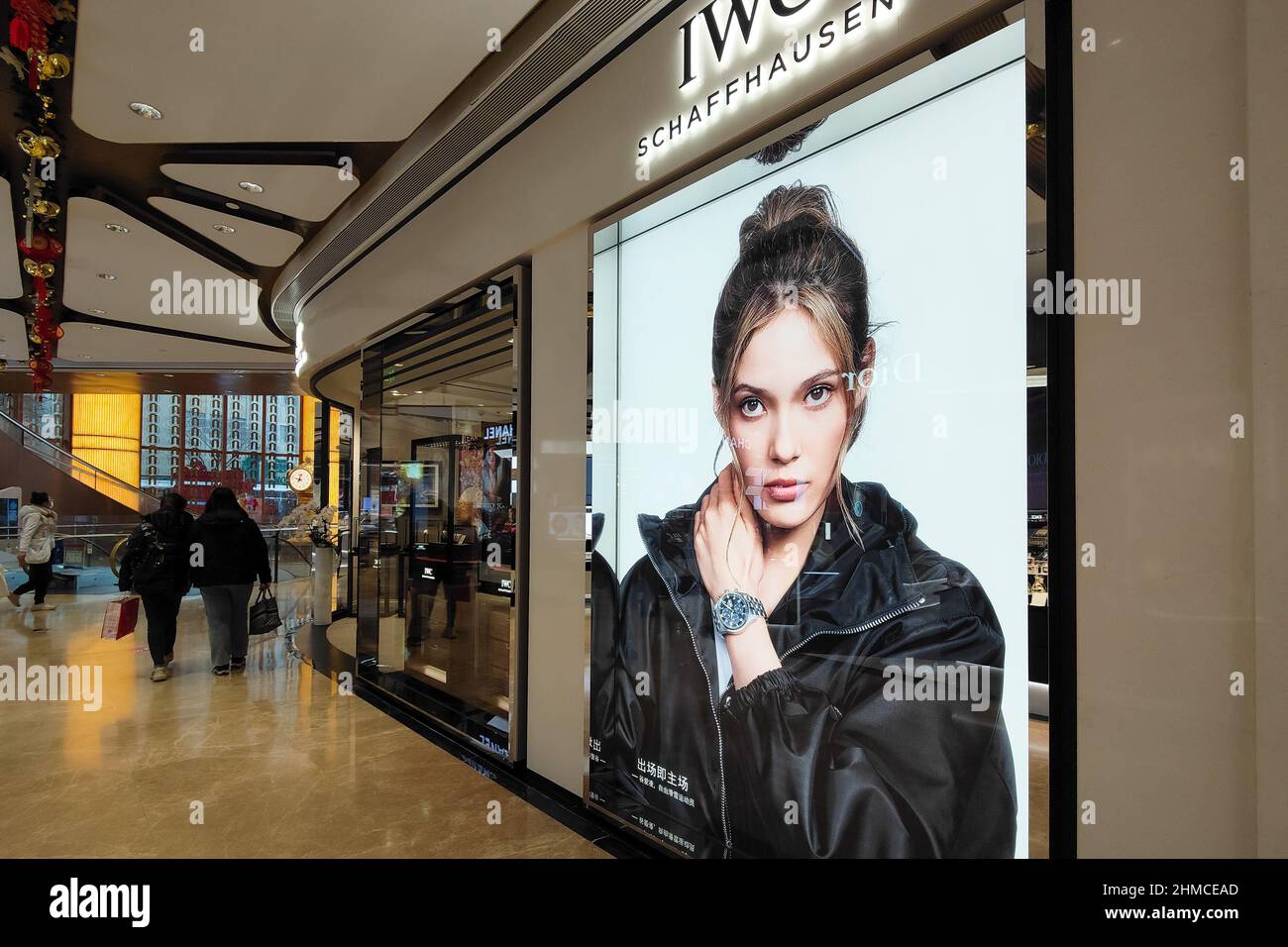 SHANGHAI, CINA - 9 FEBBRAIO 2022 - una pubblicità per il campione olimpico di sci Freestyle GU ailing è visto sulla strada il 9 febbraio 2022 a Sha Foto Stock