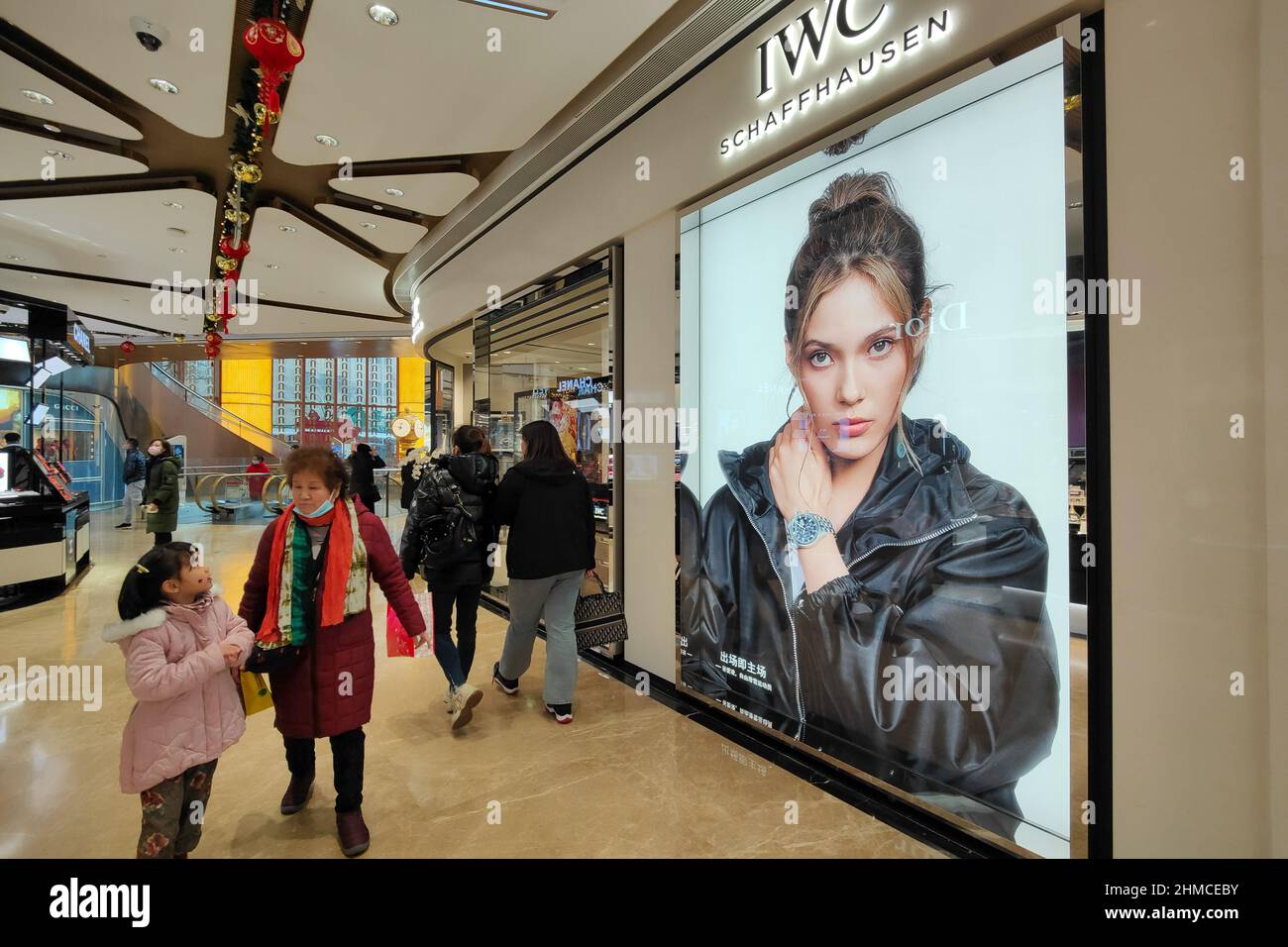 SHANGHAI, CINA - 9 FEBBRAIO 2022 - una pubblicità per il campione olimpico di sci Freestyle GU ailing è visto sulla strada il 9 febbraio 2022 a Sha Foto Stock