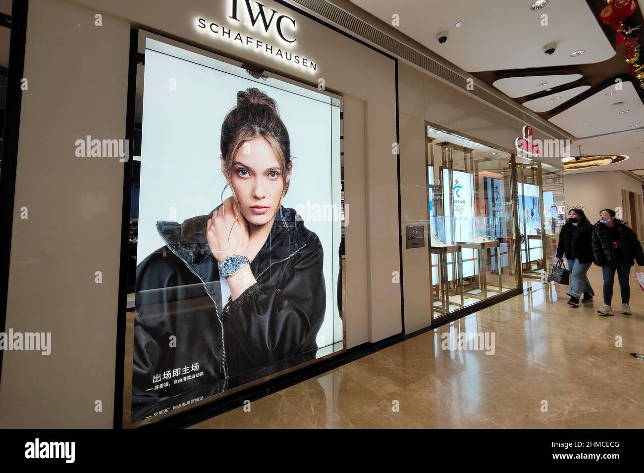 SHANGHAI, CINA - 9 FEBBRAIO 2022 - una pubblicità per il campione olimpico di sci Freestyle GU ailing è visto sulla strada il 9 febbraio 2022 a Sha Foto Stock