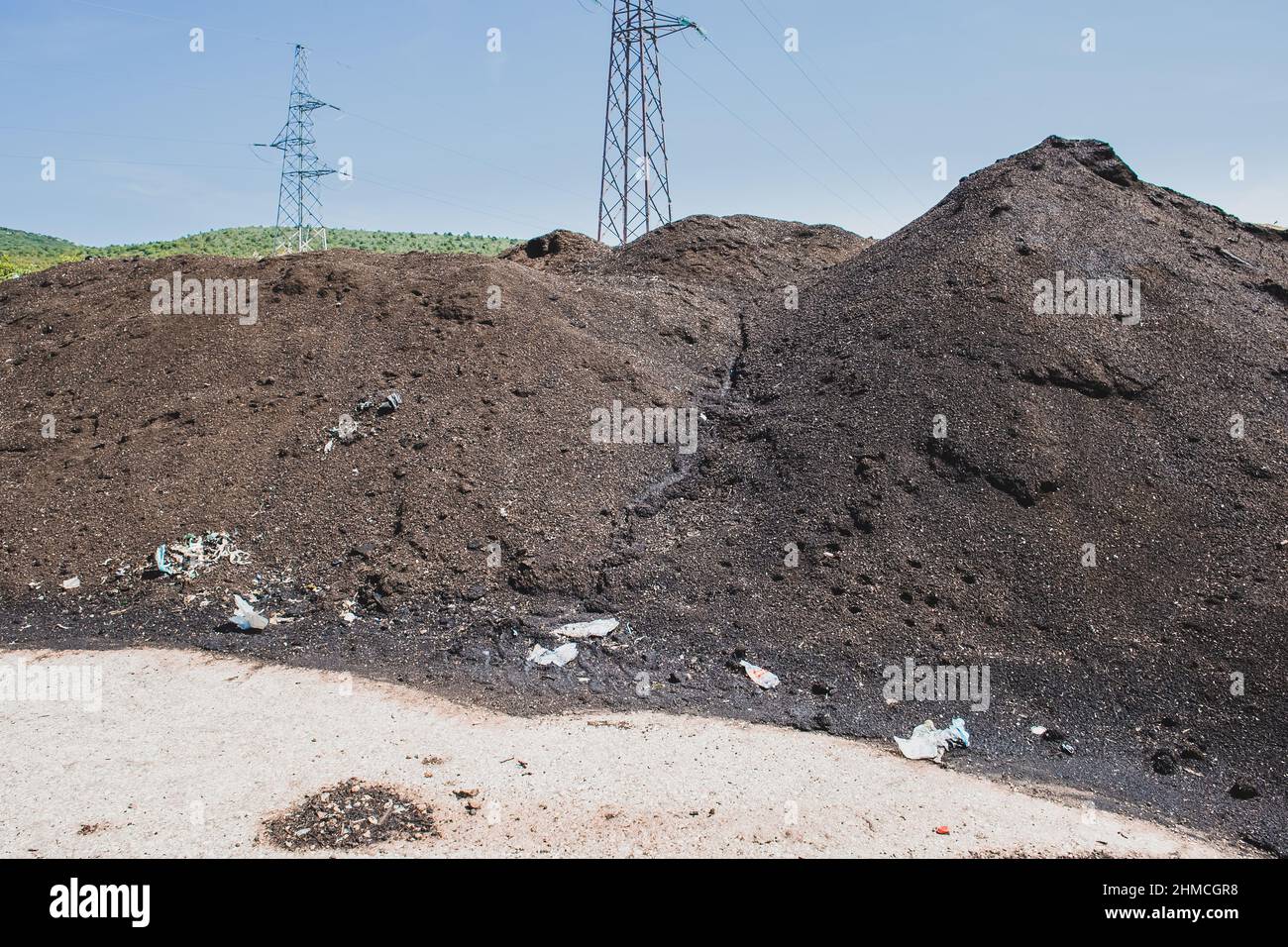 Grande cumulo di compost come risultato del processo di riciclaggio dei rifiuti organici Foto Stock