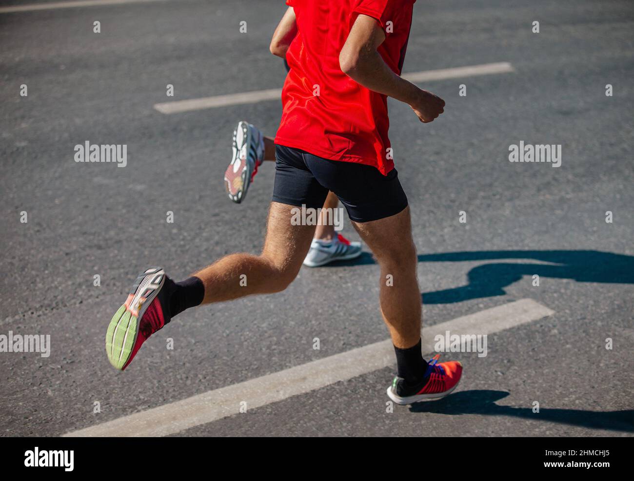 maratona running maschile su asfalto grigio Foto Stock