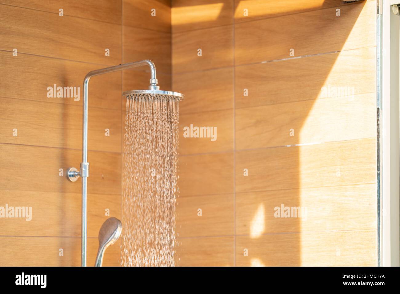 Doccia esterna con soffione per il bagno e doccia con acqua fredda per il  corpo prima di saltare nella piscina del resort Foto stock - Alamy