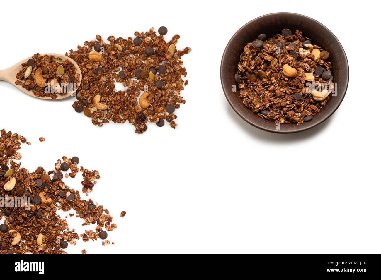 Cereali al cioccolato con noci sullo sfondo della ciotola. Isolato su bacckground bianco. Foto Stock