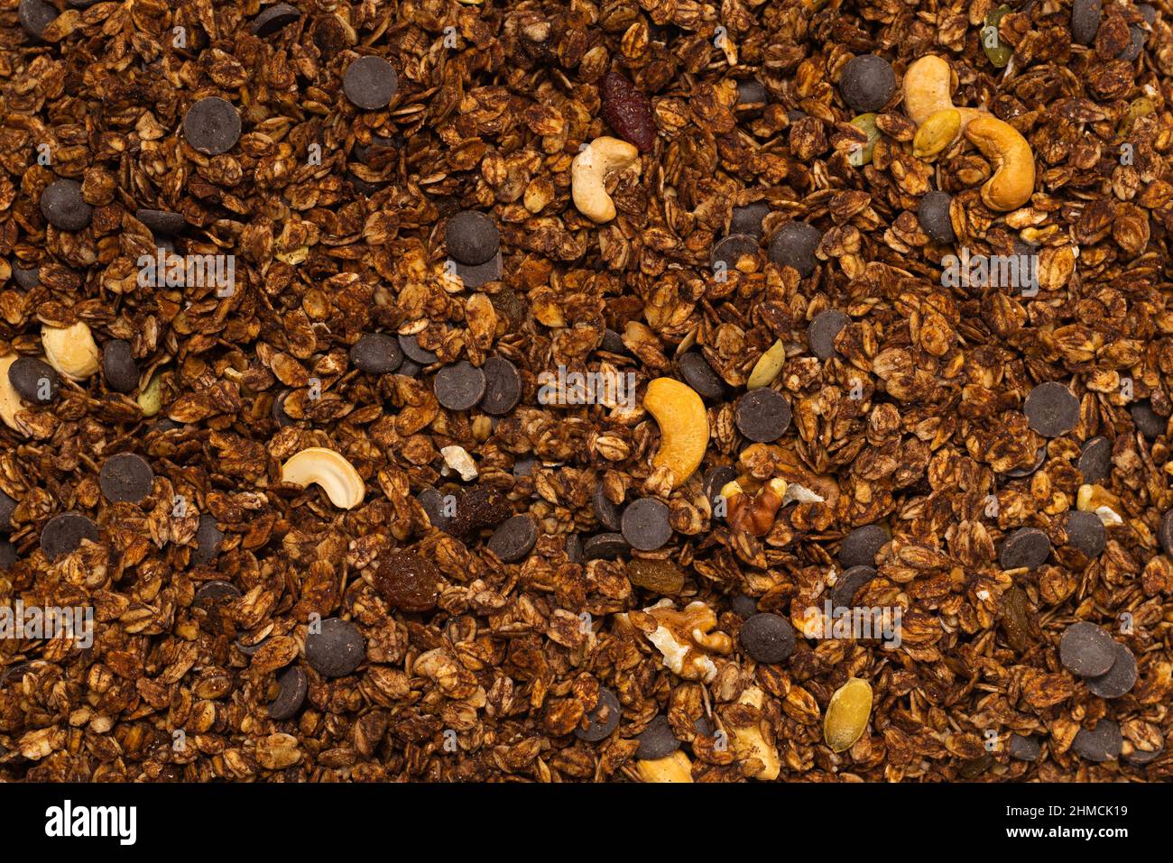 Cereali al cioccolato con fondo a nocciole. Vista dall'alto. Foto Stock