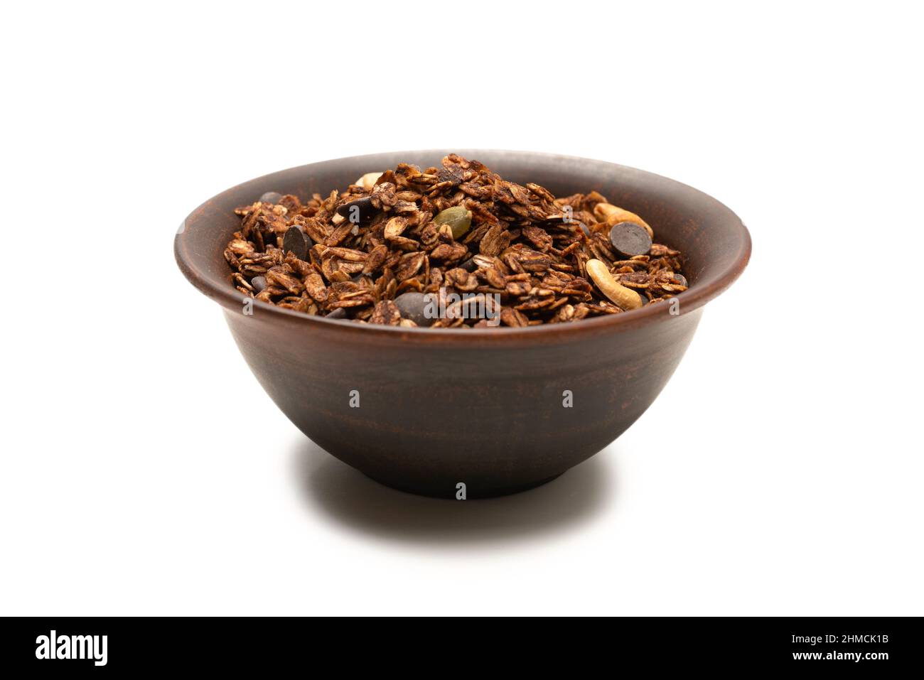 Cereali al cioccolato con noci sullo sfondo della ciotola. Isolato su bacckground bianco. Foto Stock