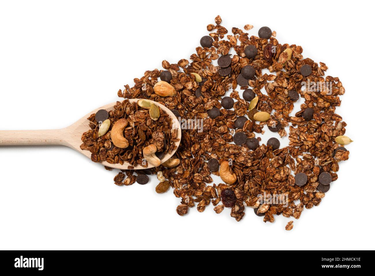 Cereali al cioccolato con noci in un cucchiaio di legno. Isolato su bacckground bianco. Foto Stock