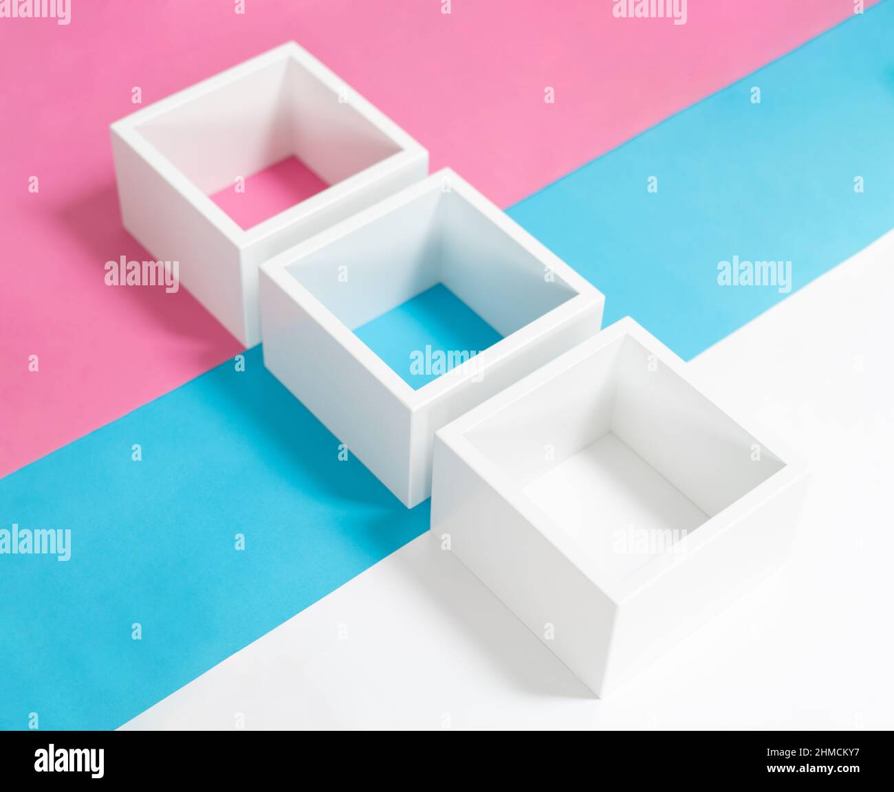 Design semplice con cornice blu vuota isolata su sfondo rosa e blu pastello colorato. Vista dall'alto, disposizione piatta, spazio di copia, simulazione. Foto Stock