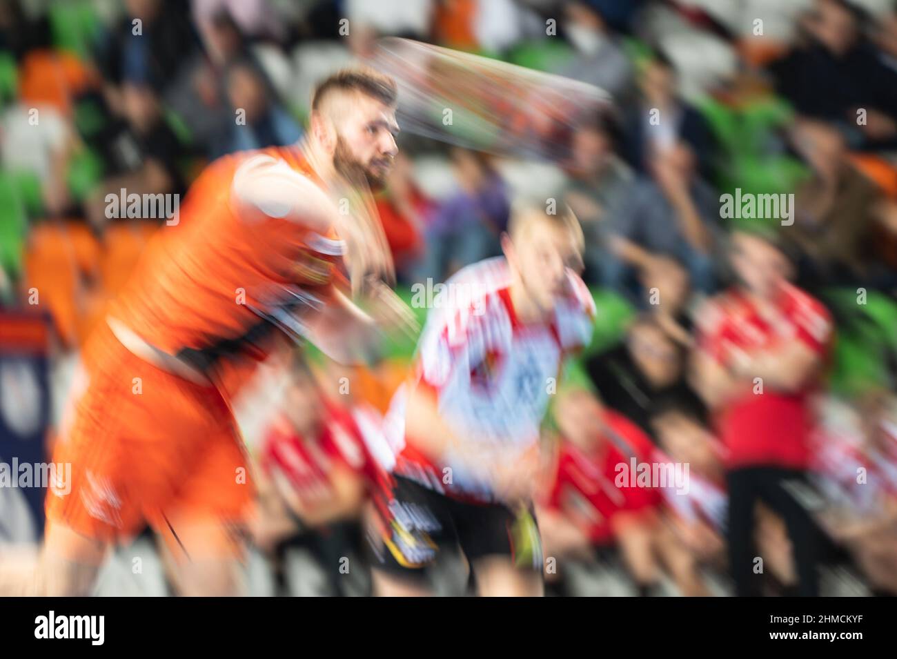 LUBIN, POLONIA - 23 NOVEMBRE 2021: Partita di pallamano maschile PGNiG Superleague tra MKS Zaglebie Lubin - Chrobry Glogow. In azione Sroczyk Marcel - Foto Stock