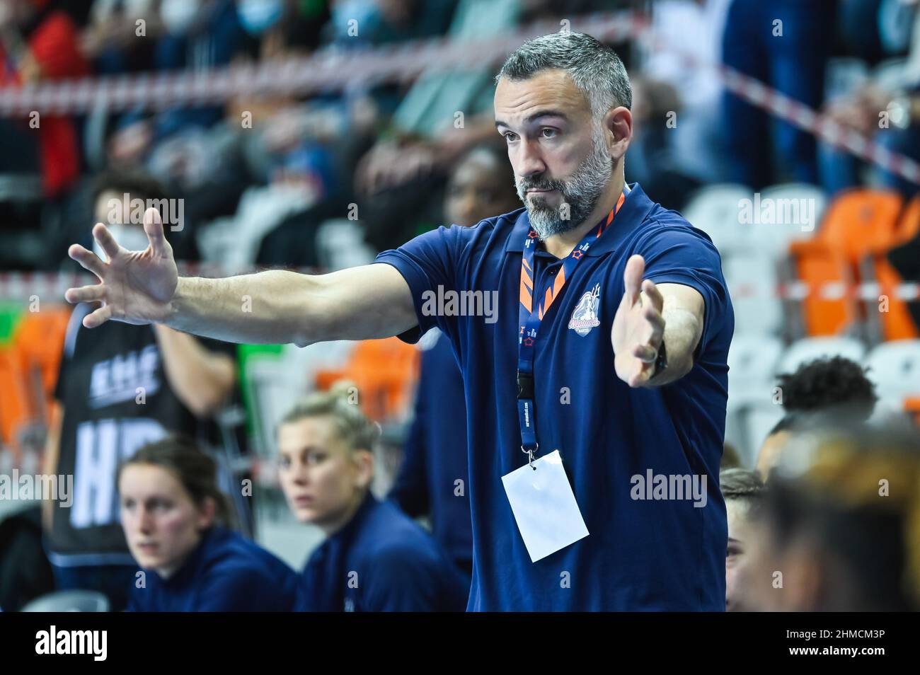 LUBIN, POLONIA - 16 GENNAIO 2022: Pallamano EHF Lega europea Donne partita MKS Zaglebie Lubin - Les Neptunes de Nantes 26:27. Guillaume Saurina testa c Foto Stock LUBIN, POLONIA - 16 GENNAIO 2022: Pallamano EHF Lega europea Donne partita MKS Zaglebie Lubin - Les Neptunes de Nantes 26:27. Guillaume Saurina testa c Foto Stock