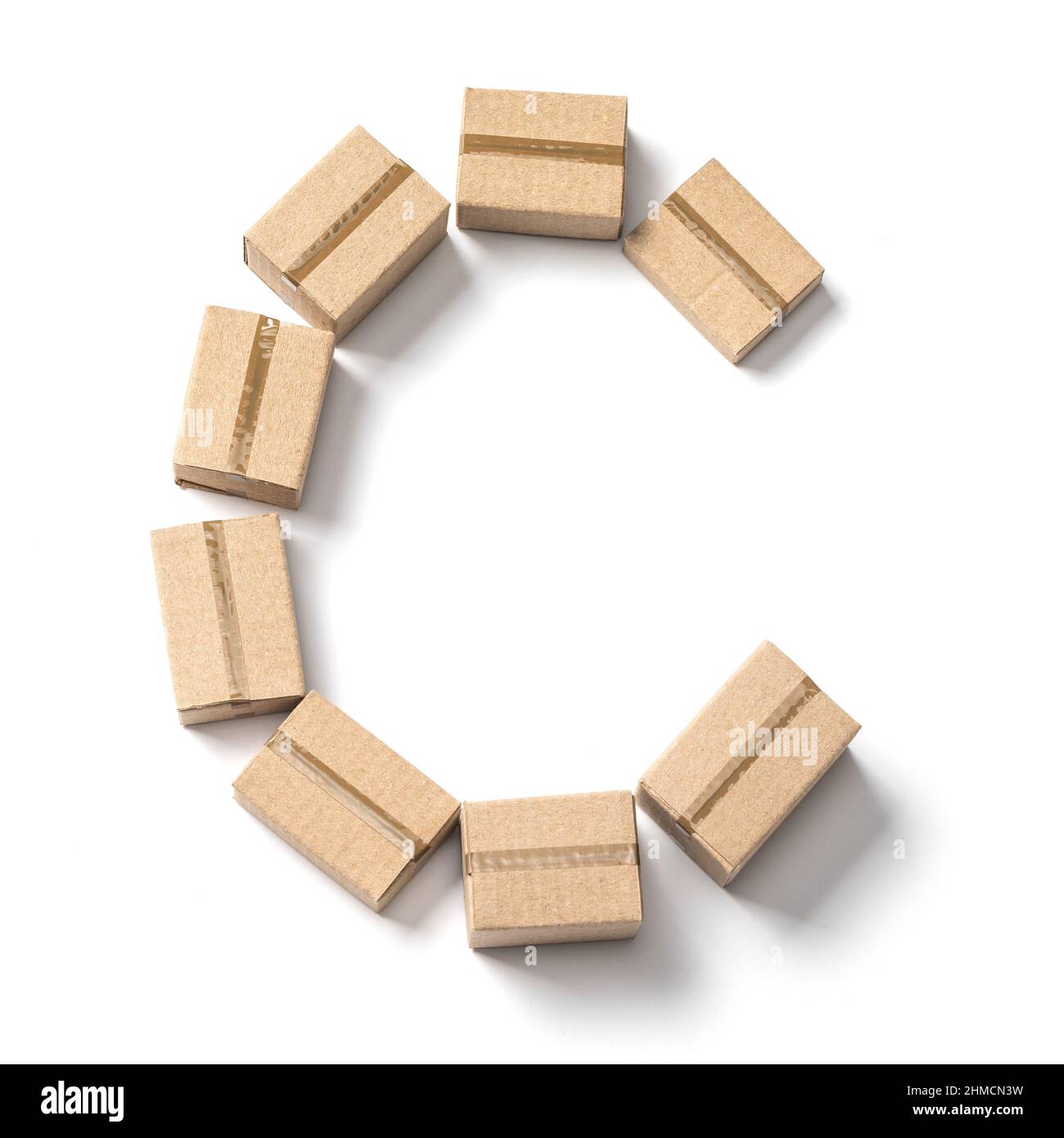Lettera C. Alphabet da scatole di cartone per la consegna isolato su sfondo bianco. Foto Stock