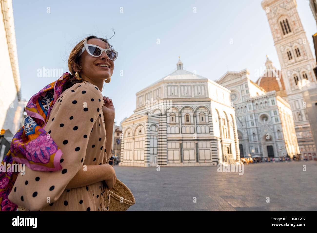Donna che viaggia in Italia, visitando il famoso Duomo di Firenze Foto Stock