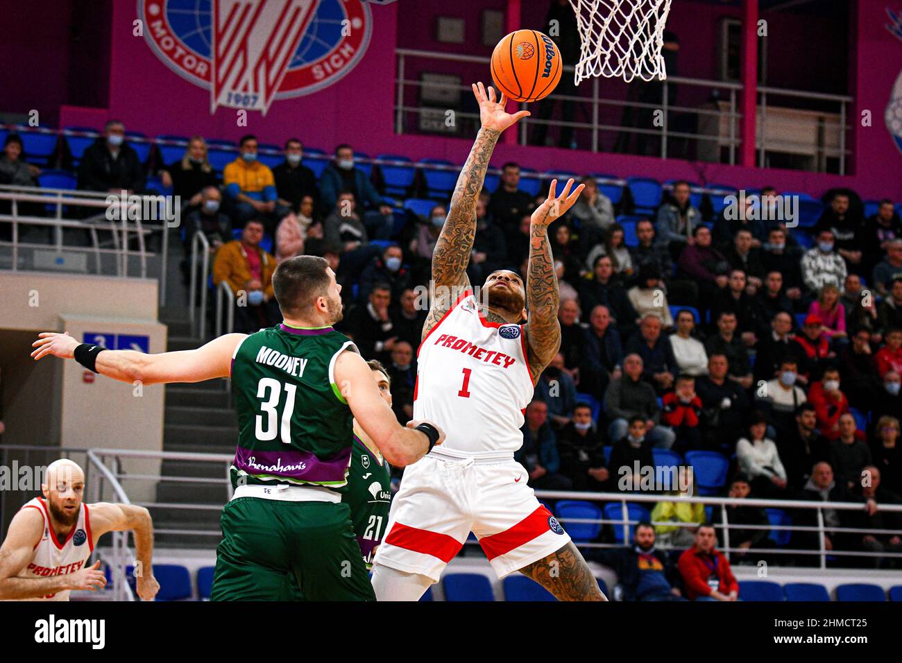 ZAPORIZHZHIA, UCRAINA - 8 FEBBRAIO 2022 - Guardia di tiro D'Angelo Harrison (R) di BC Prometey e guardia di tiro Matt Mooney di BC Unicaja sono visti i Foto Stock