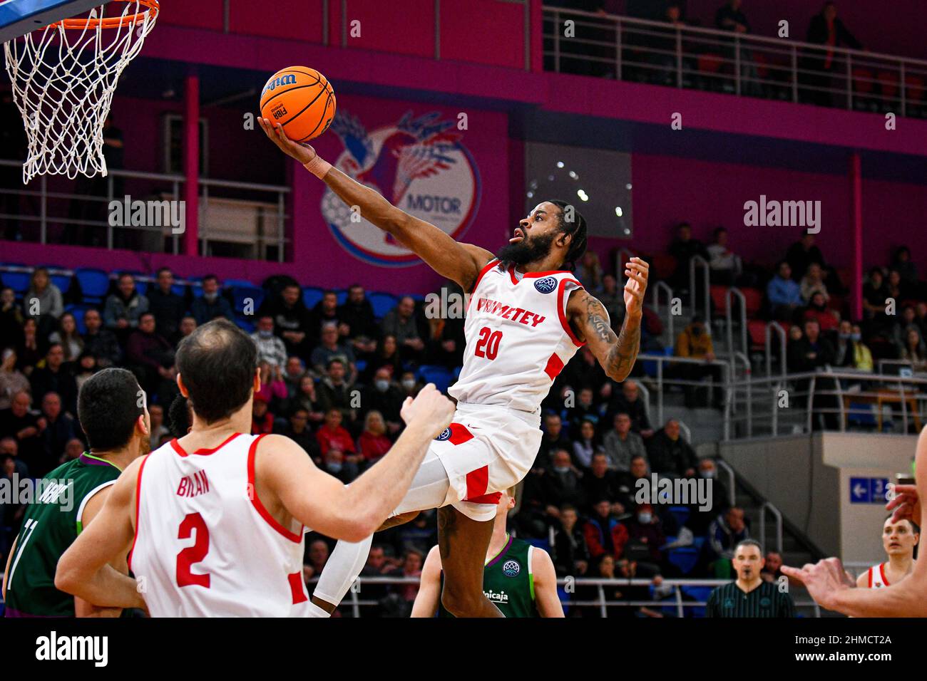 ZAPORIZHZHIA, UCRAINA - 8 FEBBRAIO 2022 - piccolo avanti D.J. Stephens di BC Prometey tenta di segnare durante il gioco della Basketball Champions League Foto Stock