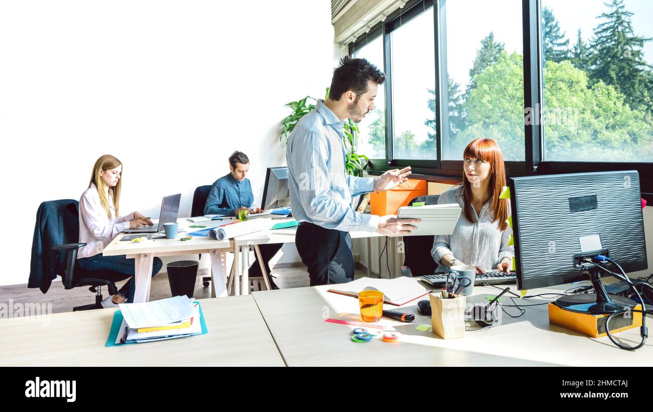 Giovani lavoratori dipendenti in un momento di crisi difficile - concetto aziendale di risorse umane che si trova ad affrontare problemi di orario di lavoro - Start up entre Foto Stock