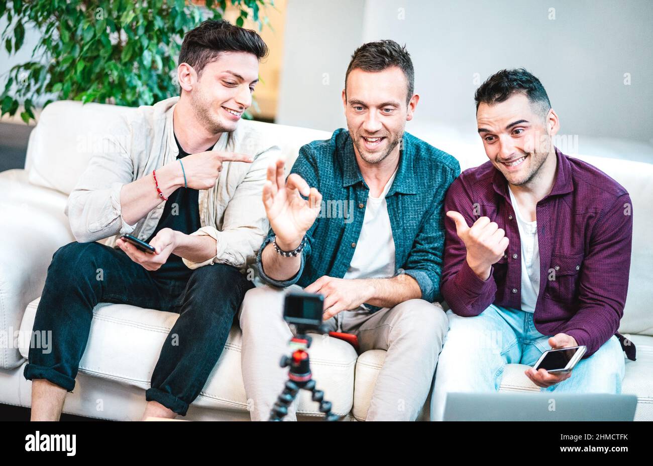 Giovani ragazzi miliari che condividono il tempo sulla piattaforma di streaming tramite webcam digitale - concetto di marketing Influencer con i creatori di contenuti che hanno divertente vlogging Foto Stock