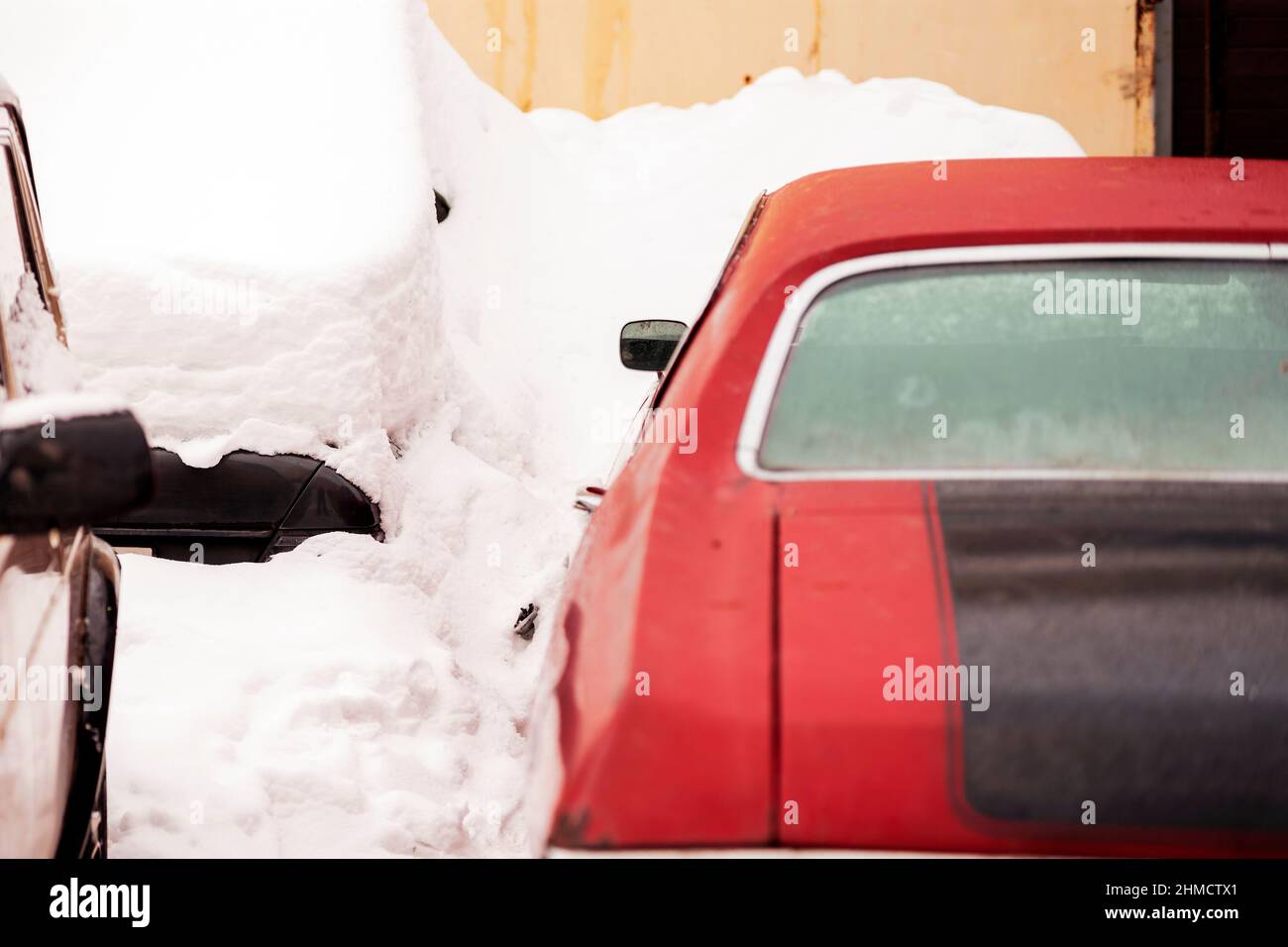 red retro american muscolo auto e nevicate, scena invernale Foto Stock