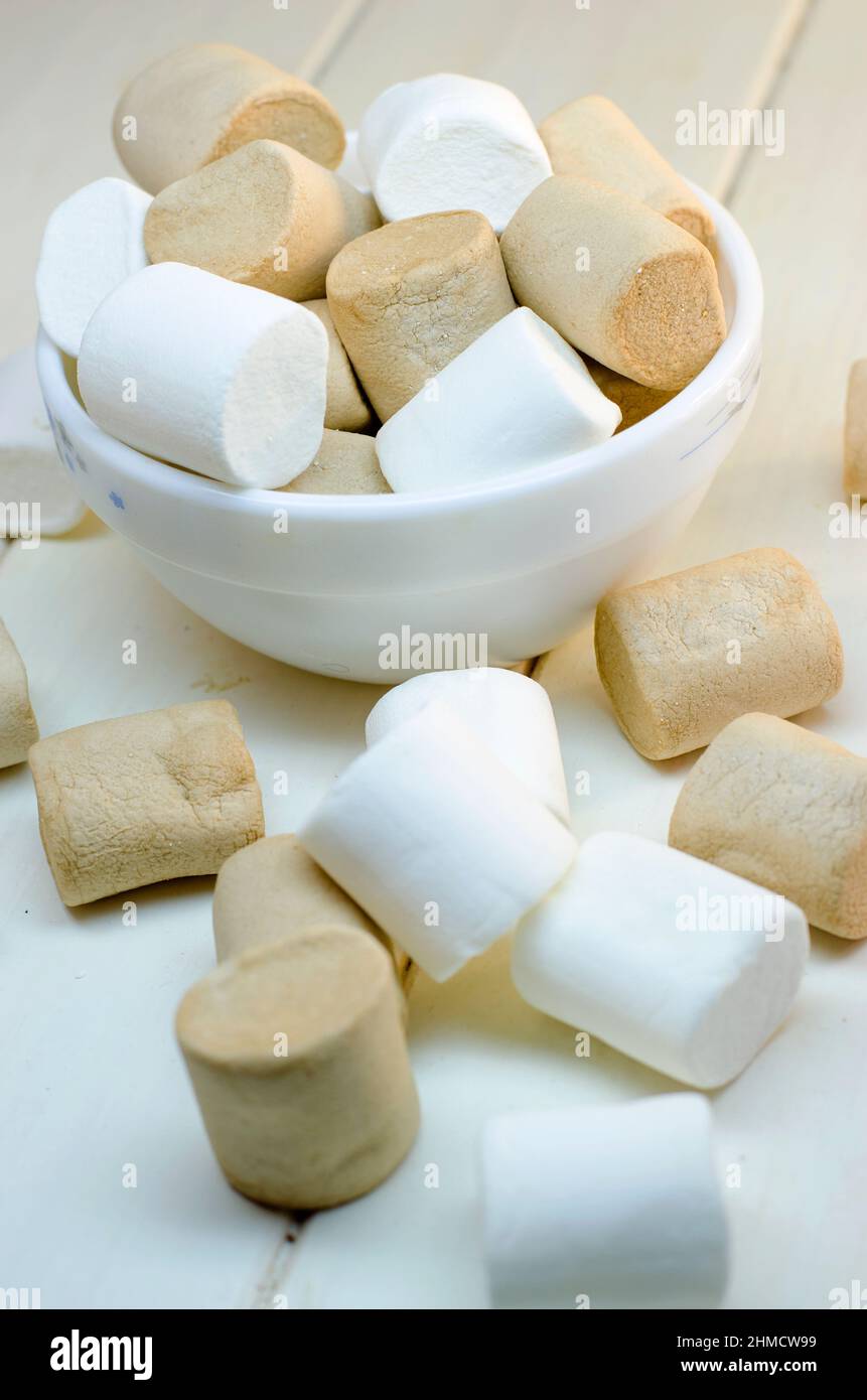 bianco marshmallow e colori del caffè su sfondo bianco Foto Stock