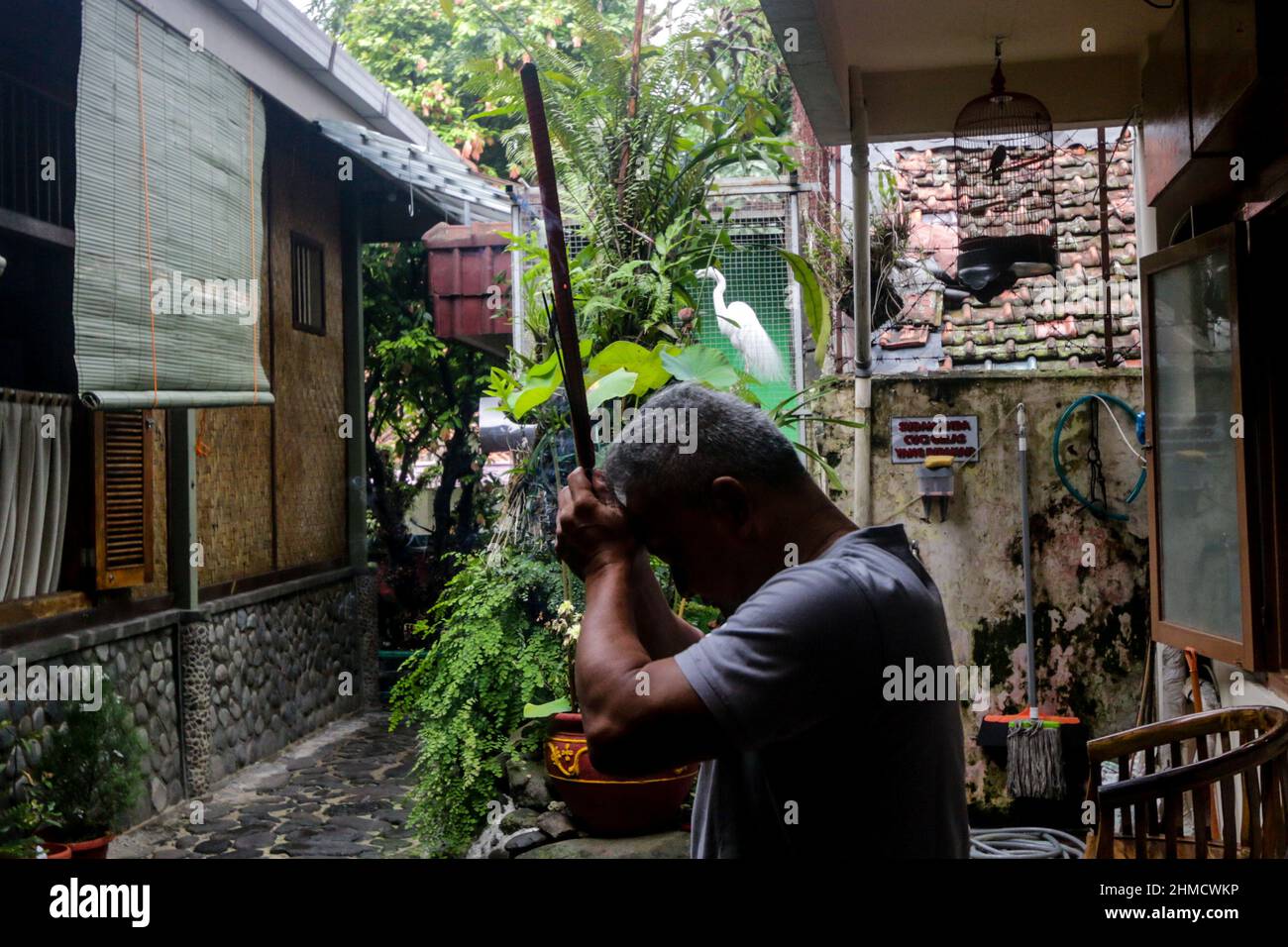 L'associazione 'White Crane' Silat College ha tenuto una tradizione di balneazione Kie Lin prima della celebrazione Cap Go Meh a Bogor, Indonesia Foto Stock