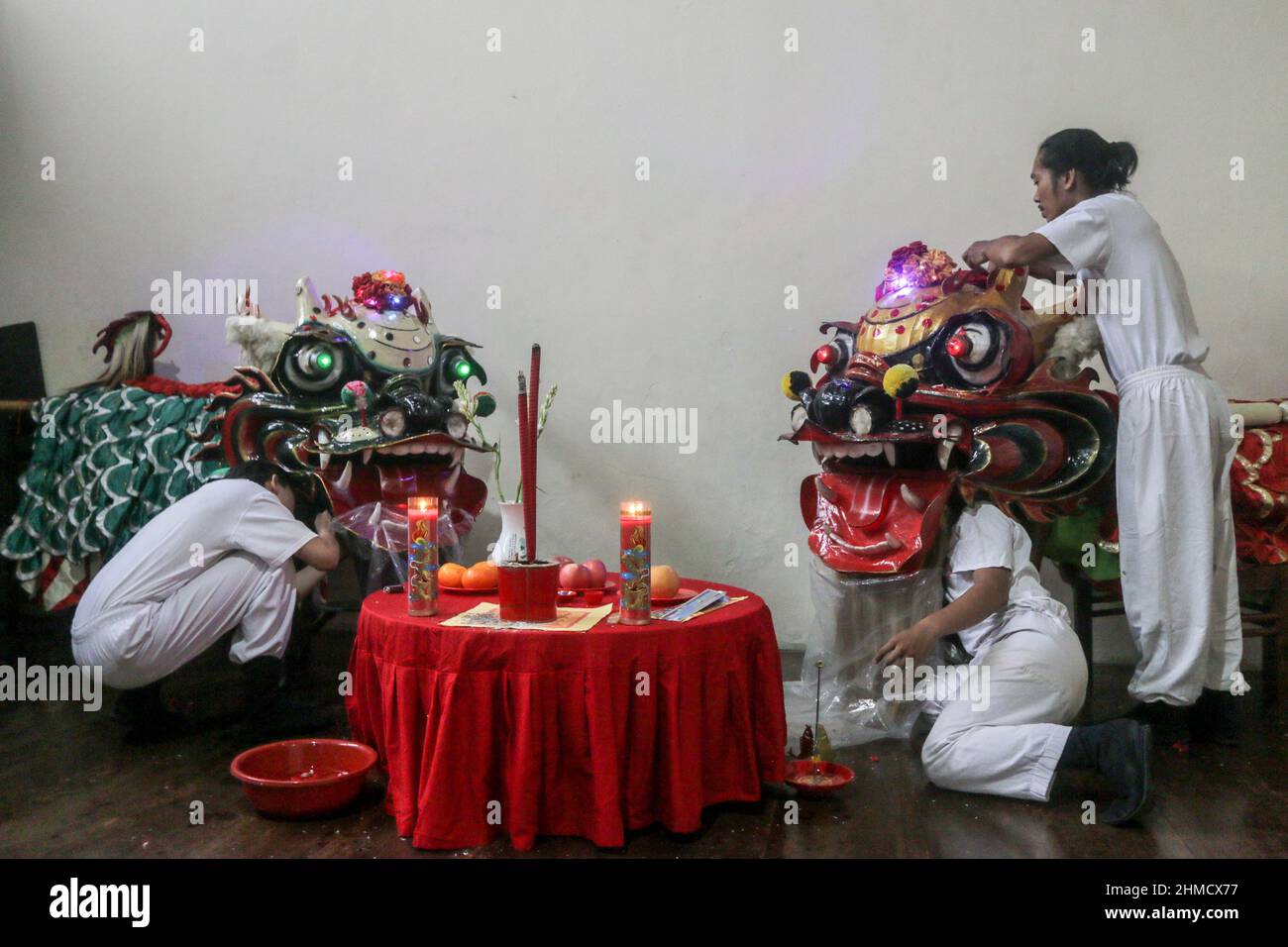 L'associazione 'White Crane' Silat College ha tenuto una tradizione di balneazione Kie Lin prima della celebrazione Cap Go Meh a Bogor, Indonesia Foto Stock