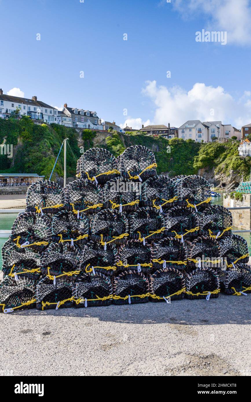 Nuovi vasi di gamberi di aragosta di granchio accatastati sulla banchina nel porto di Newquay sulla costa nord della Cornovaglia. Foto Stock