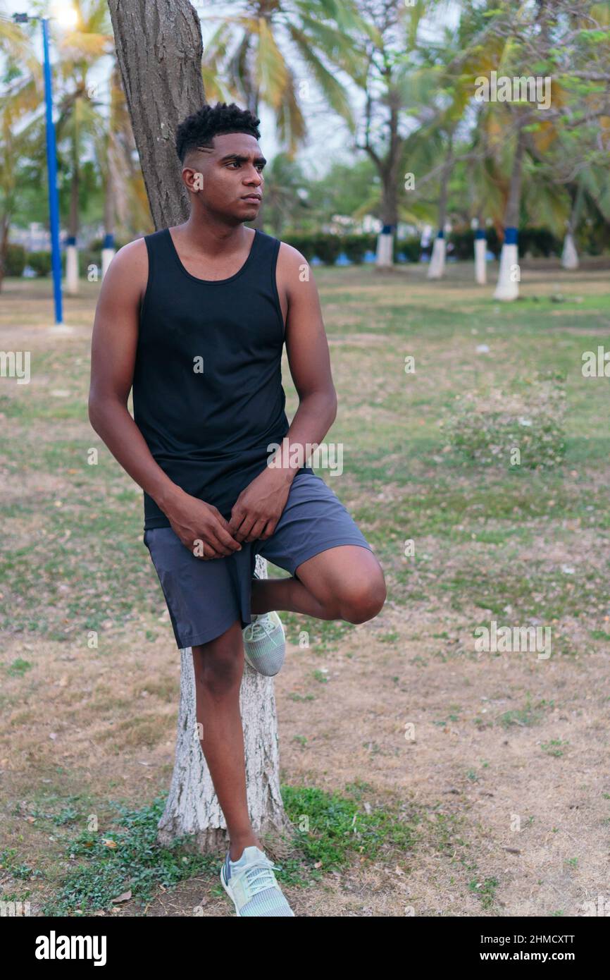 Uomo afro-americano in abiti da ginnastica all'aperto Foto Stock