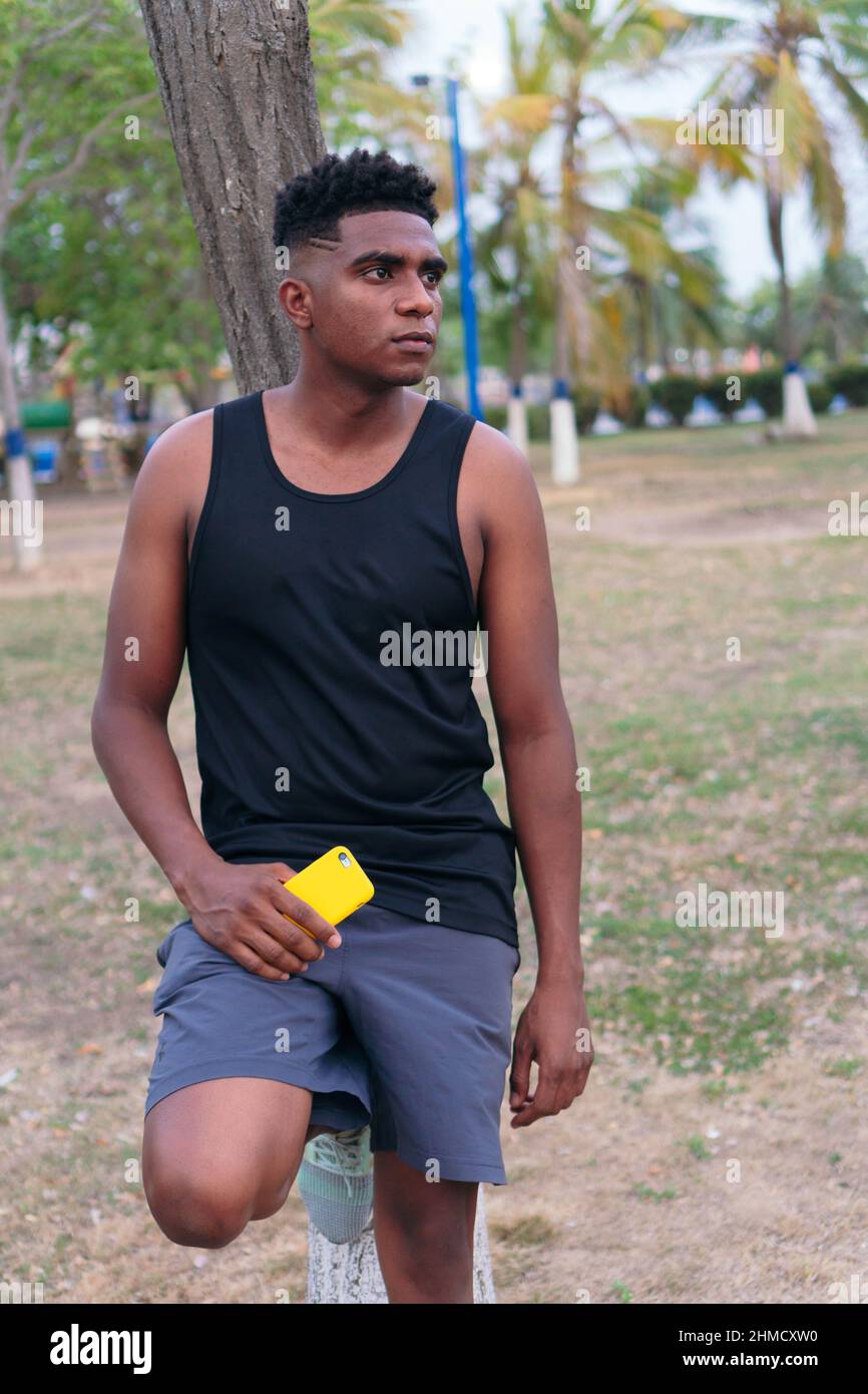 Uomo africano in abiti da ginnastica all'aperto Foto Stock
