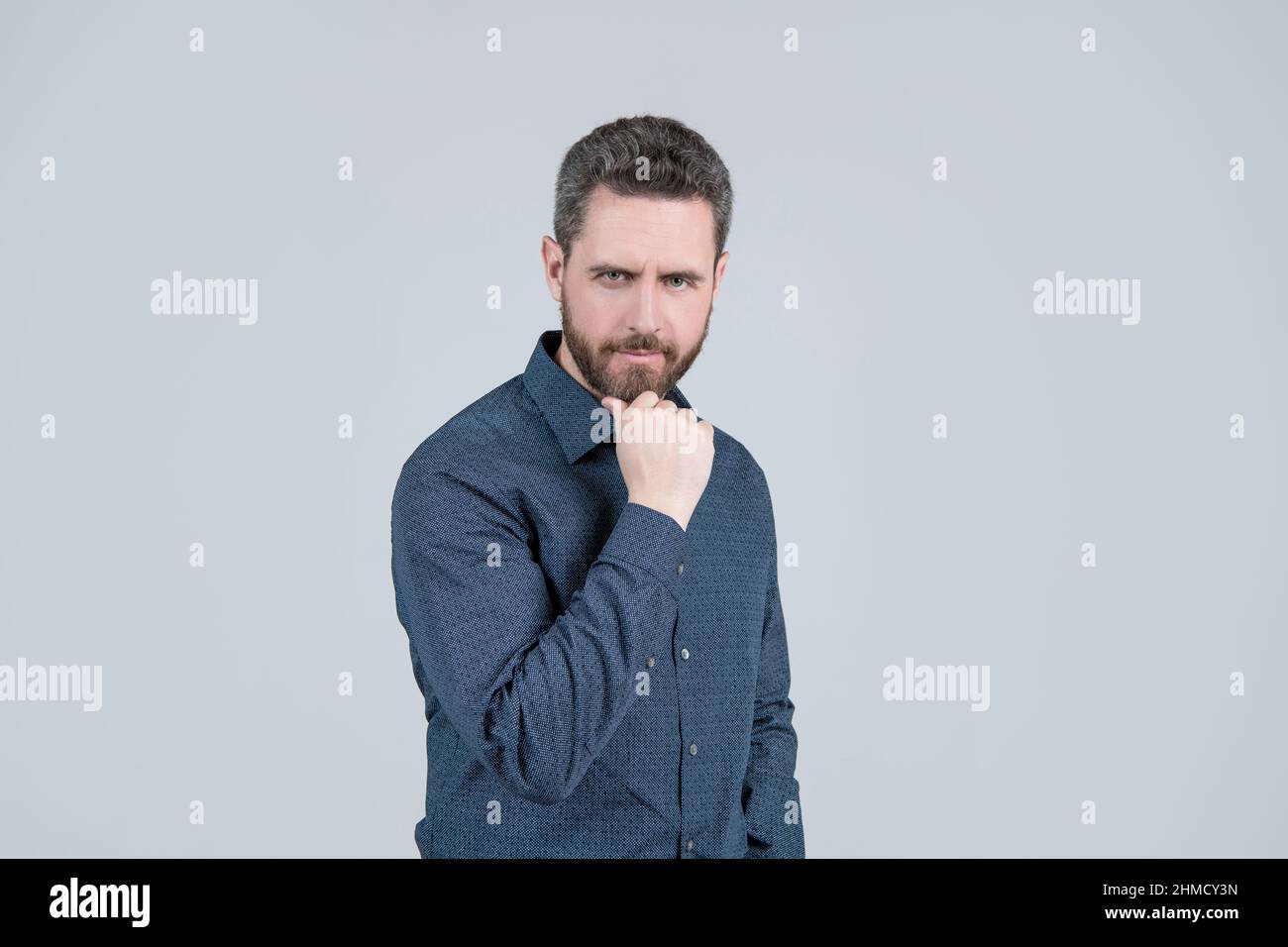 La barba è qui per rimanere. Barba uomo non rasata con fondo grigio. Barbering e cura del corpo Foto Stock