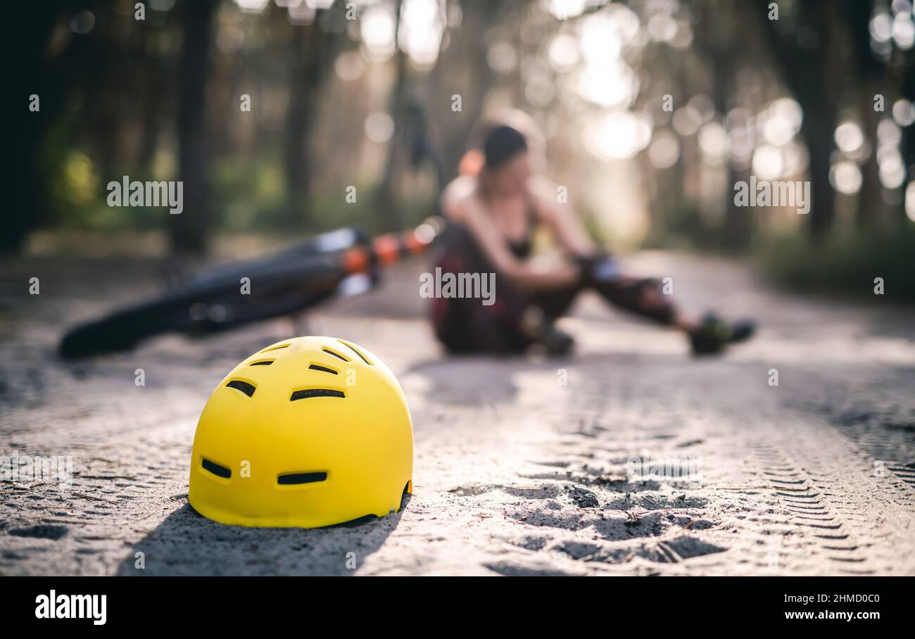 Casco protettivo su strada forestale Foto Stock
