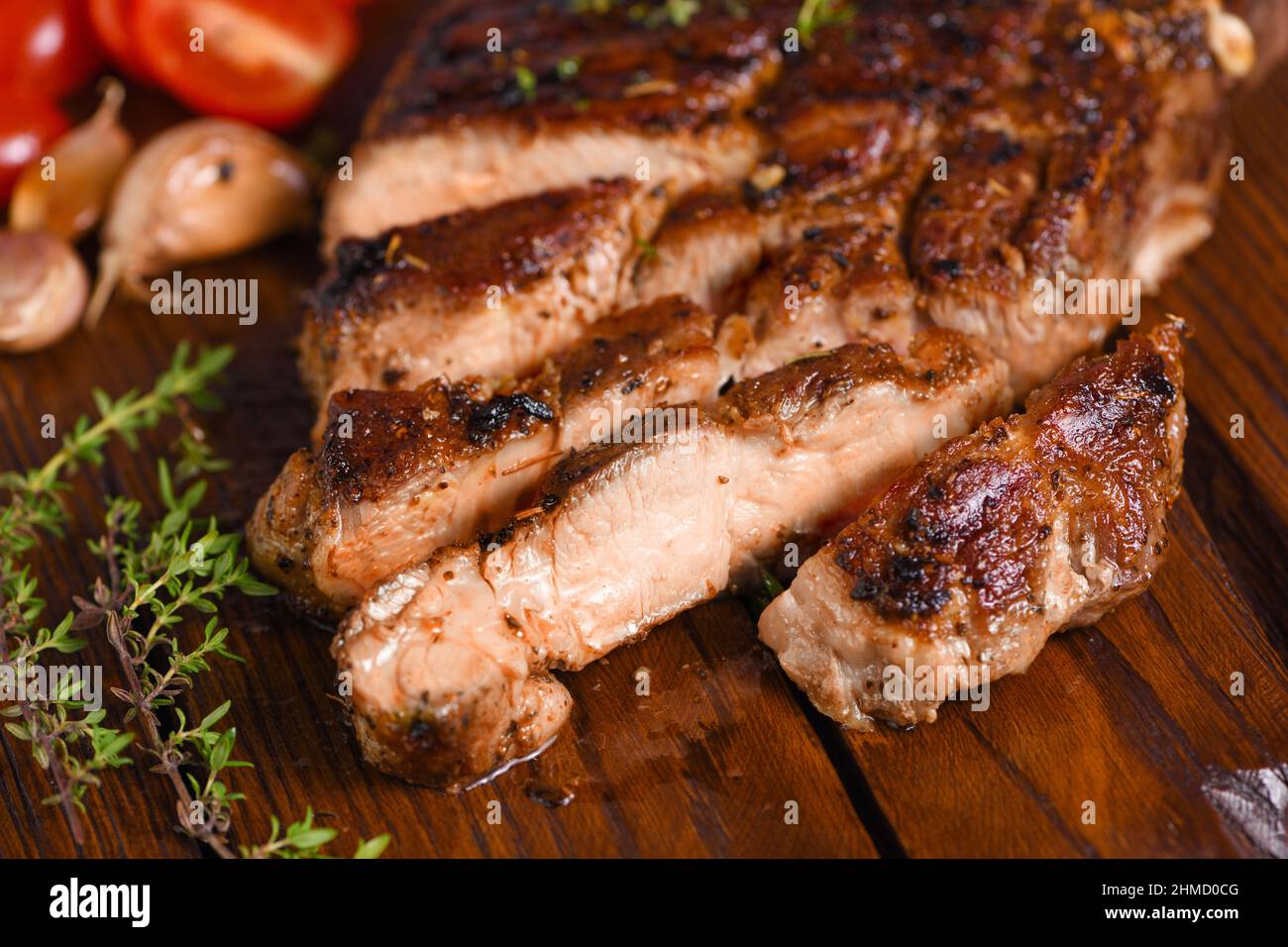 Bistecca di maiale fritta a fette su un tavolo di legno per servire Foto Stock