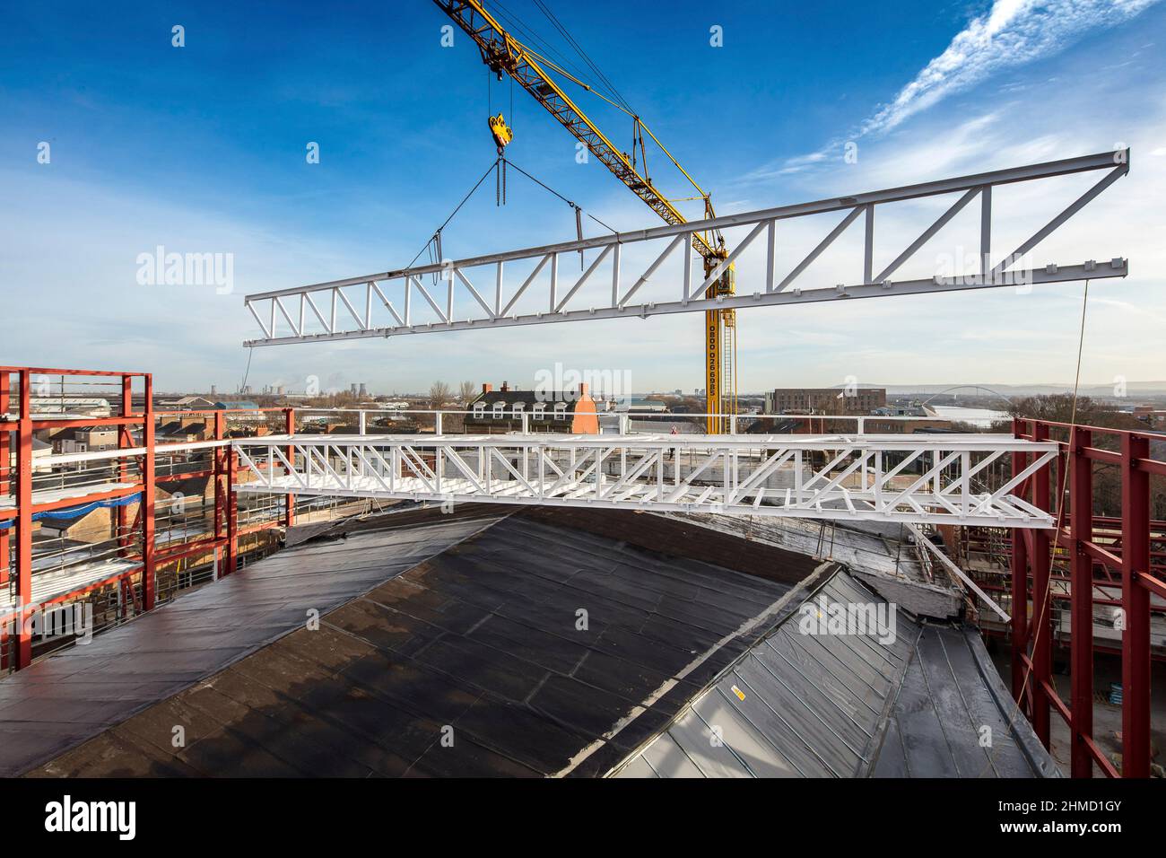 Acciaio che viene messo a gomito sul tetto in corrispondenza del Globe. Stockton Globe in costruzione, Stockton-on-Tees, Regno Unito. Architetto: Space Group Architetti, Foto Stock