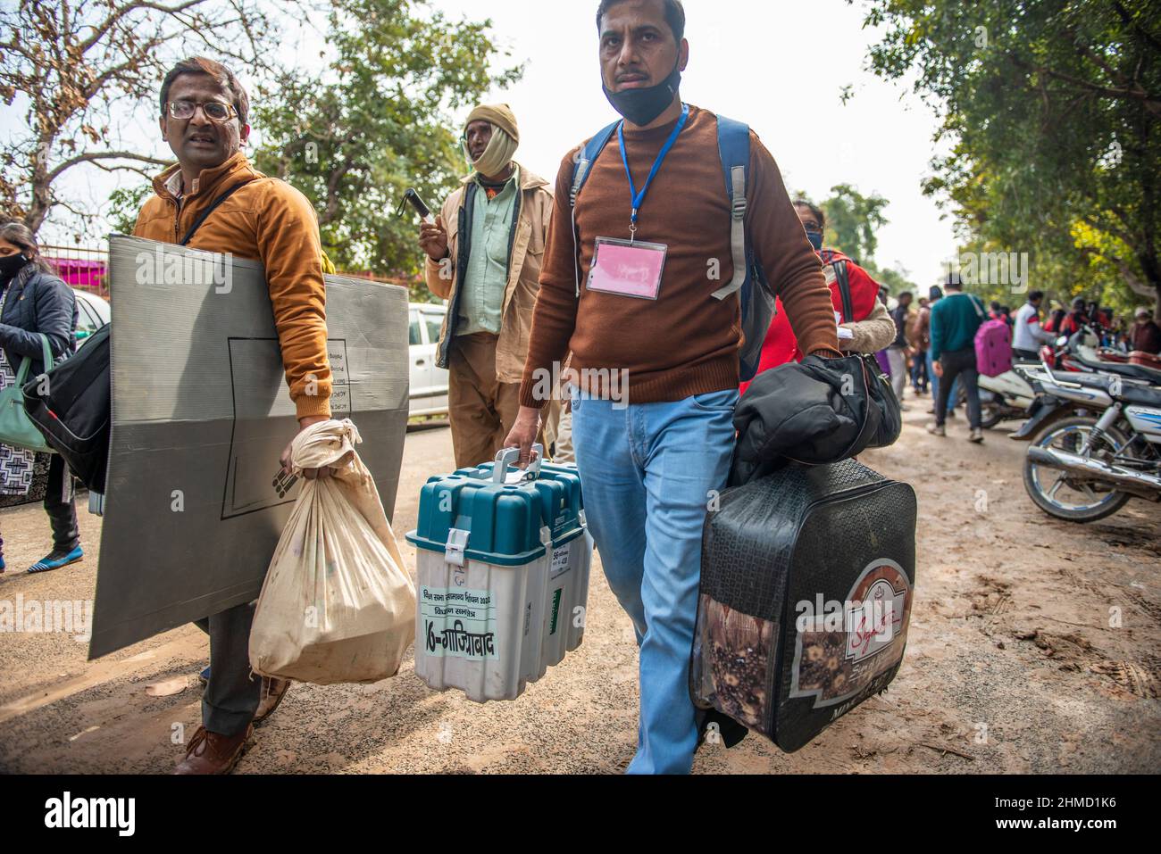 Ghaziabad, India. 09th Feb 2022. I funzionari che hanno votato sono visti con le macchine di voto elettroniche (EVM) e la traccia di audit su carta verificata dagli elettori (VVPAT) mentre partono per i loro seggi elettorali prima della prima fase delle elezioni di Uttar Pradesh. (Foto di Pradeep Gaur/SOPA Images/Sipa USA) Credit: Sipa USA/Alamy Live News Foto Stock