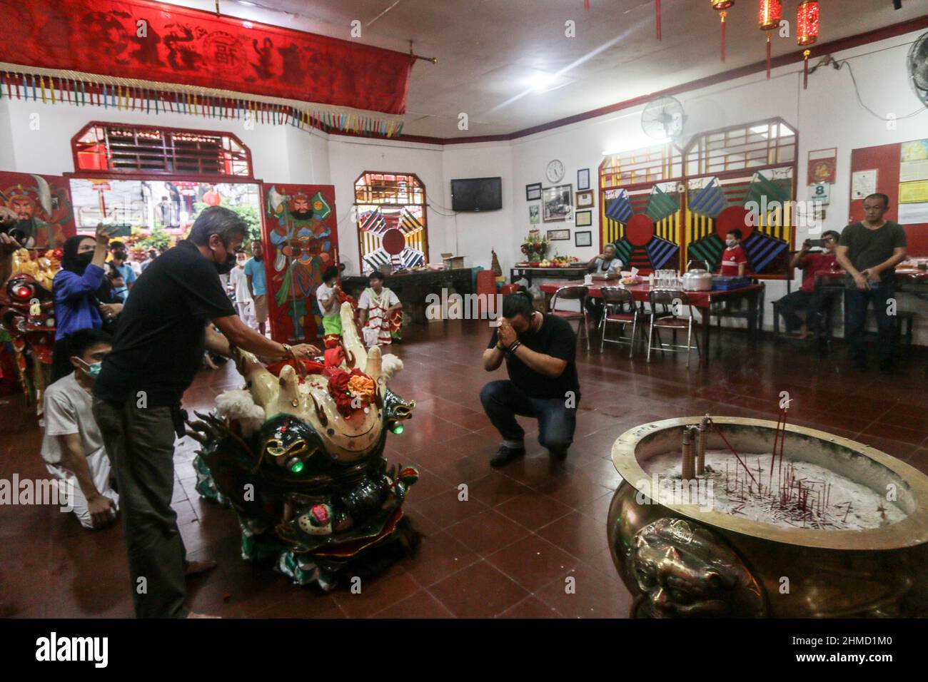 L'associazione 'White Crane' Silat College ha tenuto una tradizione di balneazione Kie Lin prima della celebrazione Cap Go Meh a Bogor, Indonesia Foto Stock