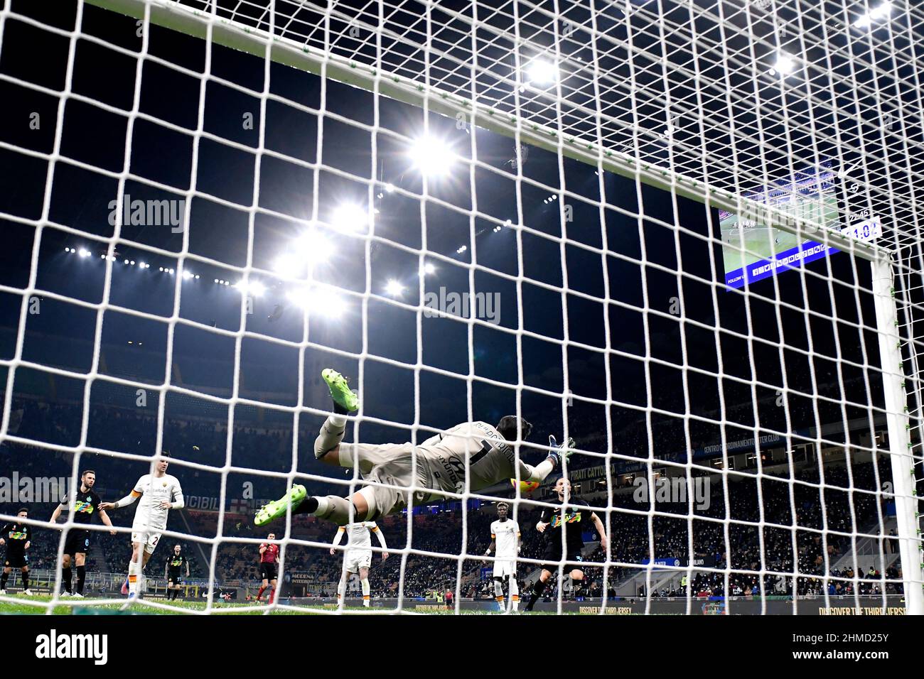 Milano, Italia. 08th Feb 2022. Rui Patricio di AS Roma salva durante la partita di calcio finale della Coppa Italia tra FC Internazionale e AS Roma allo stadio San Siro di Milano (Italia), 8th febbraio 2021. Foto Andrea Staccioli/Insidefoto Credit: Ininsidefoto srl/Alamy Live News Foto Stock